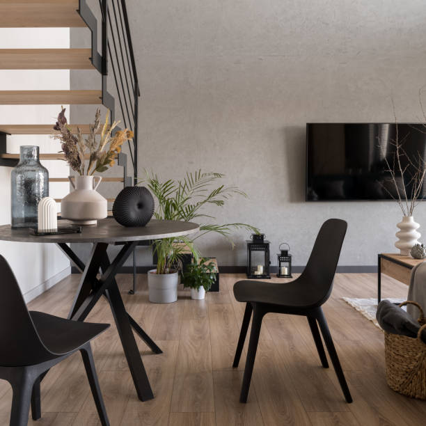 istock Small table with decorations in room with tv 1423661578