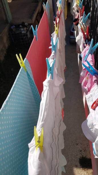 日光による洗濯物乾燥のペグ 省エネ - 11313 ストックフォトと画像