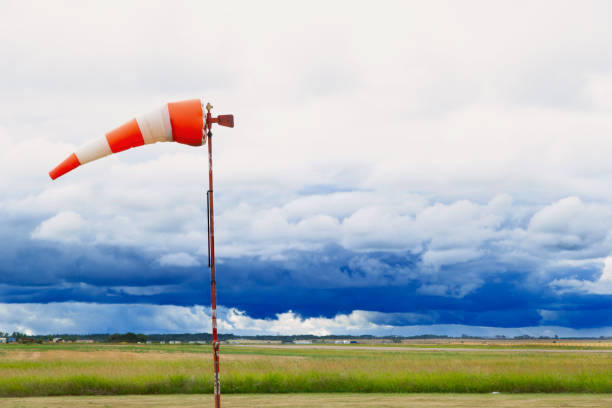 calzino a vento volante o banderuola e sfondo del cielo tempestoso - meteorology weather vane direction wind foto e immagini stock