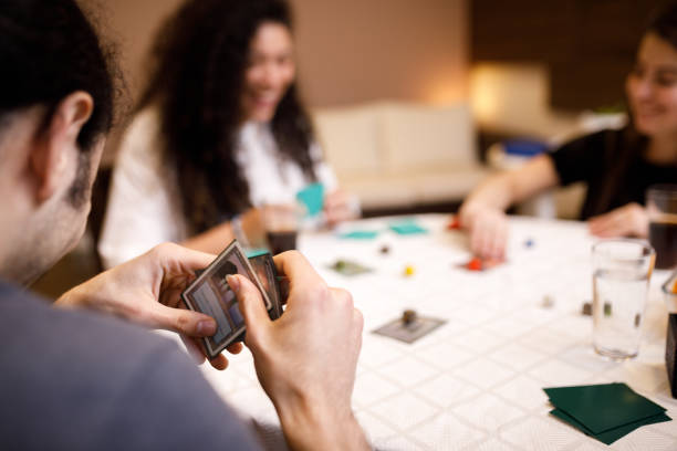 ロールプレイングゲームをしながら楽しんでいる友人のグループ - leisure games dice indoors table ストックフォトと画像