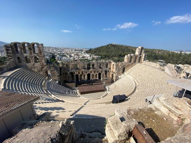 il teatro di dioniso in una limpida giornata estiva ad atene, in grecia - clear sky acropolis athens greece greece foto e immagini stock