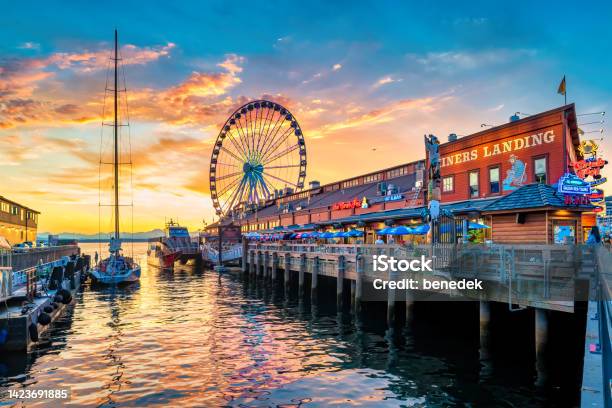 Kuvapankin valokuva otsikolla Seattlen Keskustan Ranta Great Wheel Sunset – Lataa kuva nyt - Seattle, Ranta, Seattle Great Wheel