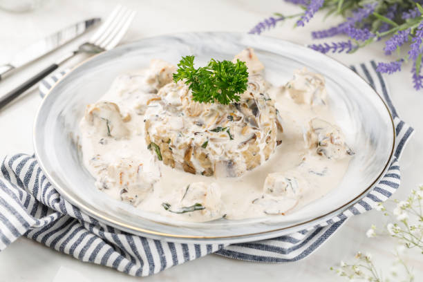 le tresor 크림 파스타는 아라비안 리조또 음식의 테이블 측면보기에 격리 된 요리에서 제공됩니다. - edible mushroom mushroom ravioli basil 뉴스 사진 이미지