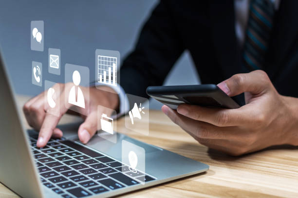 Business Strategy. business man hand using laptop computer and mobile smart phone with virtual graphic icon diagram on desk, digital marketing, business finance, internet network technology concept estrategia de negocio. hombre de negocios de la mano usando una computadora portátil y un teléfono inteligente móvil con diagrama de icono gráfico virtual en el escritorio, marketing digital, finanzas comerciales, concepto de tecnología de red de inte