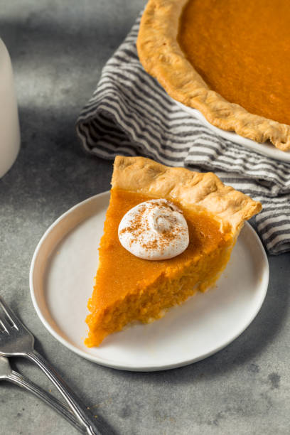 tarte de thanksgiving aux patates douces maison - tourte à la citrouille photos et images de collection