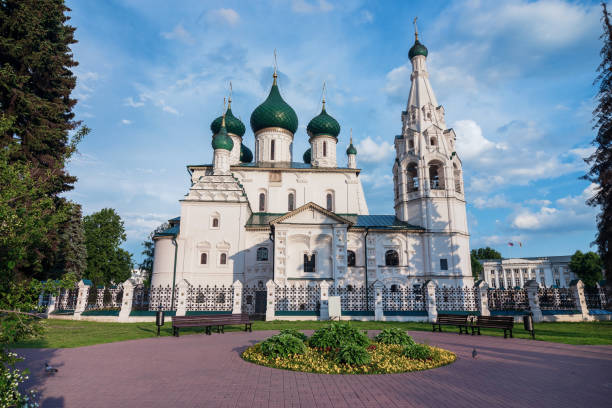 храм ильи пророка в ярославле в солнечный день, россия. - yaroslavl russia religion church стоковые фото и изображения