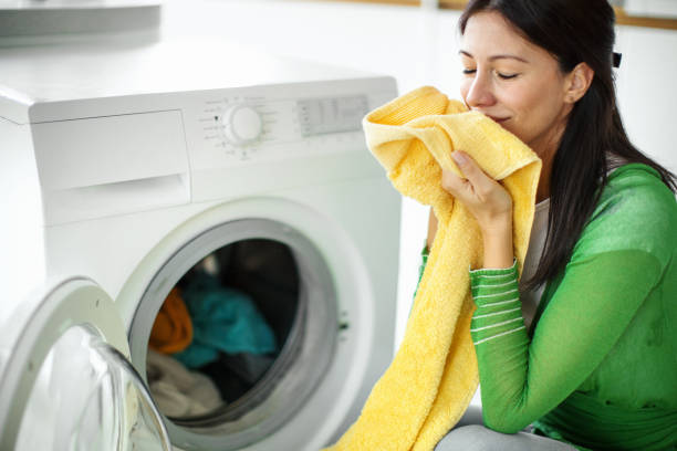 lavar la ropa en casa. - oliendo fotografías e imágenes de stock