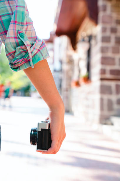 kobieta trzymająca kamerę analogową - camera retro revival old fashioned holding zdjęcia i obrazy z banku zdjęć