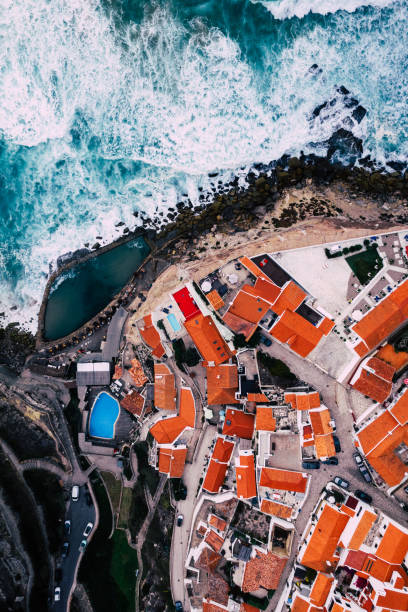 vista aérea de azenhas do mar desde la cima, vista de la azotea roja de una pequeña ciudad a lo largo de la costa portuguesa frente al océano atlántico, colares, portugal. - azenhas do mar fotografías e imágenes de stock