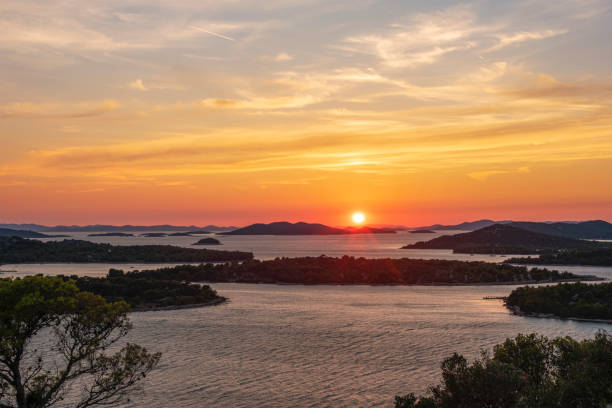 pintoresca puesta de sol sobre el mar con islas - kornati fotografías e imágenes de stock