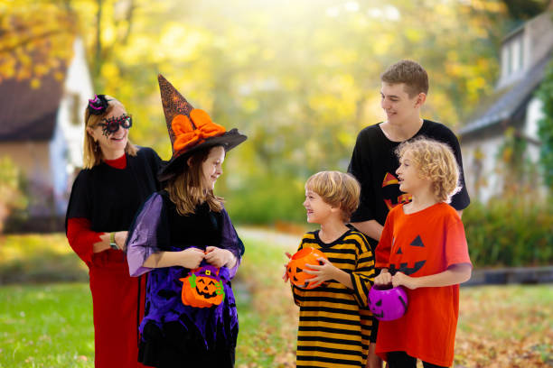istock Kids watch witch on Halloween night. 1423747418