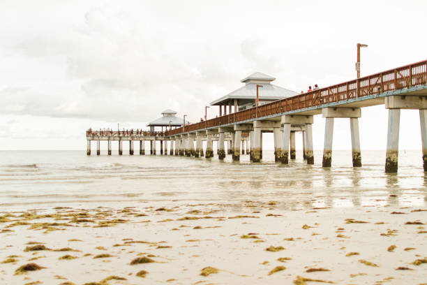 view of the fort myers pier during a pastel cloudy sunset in fort myers beach in july during the summer of 2022 before hurricane ian - hurricane ian 個照片及圖片檔