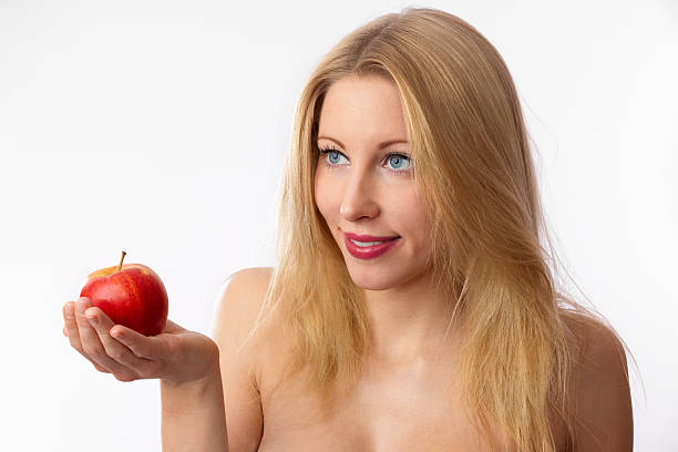 europäischer abstammung frau mit apfel - sensuality women apple naked stock-fotos und bilder