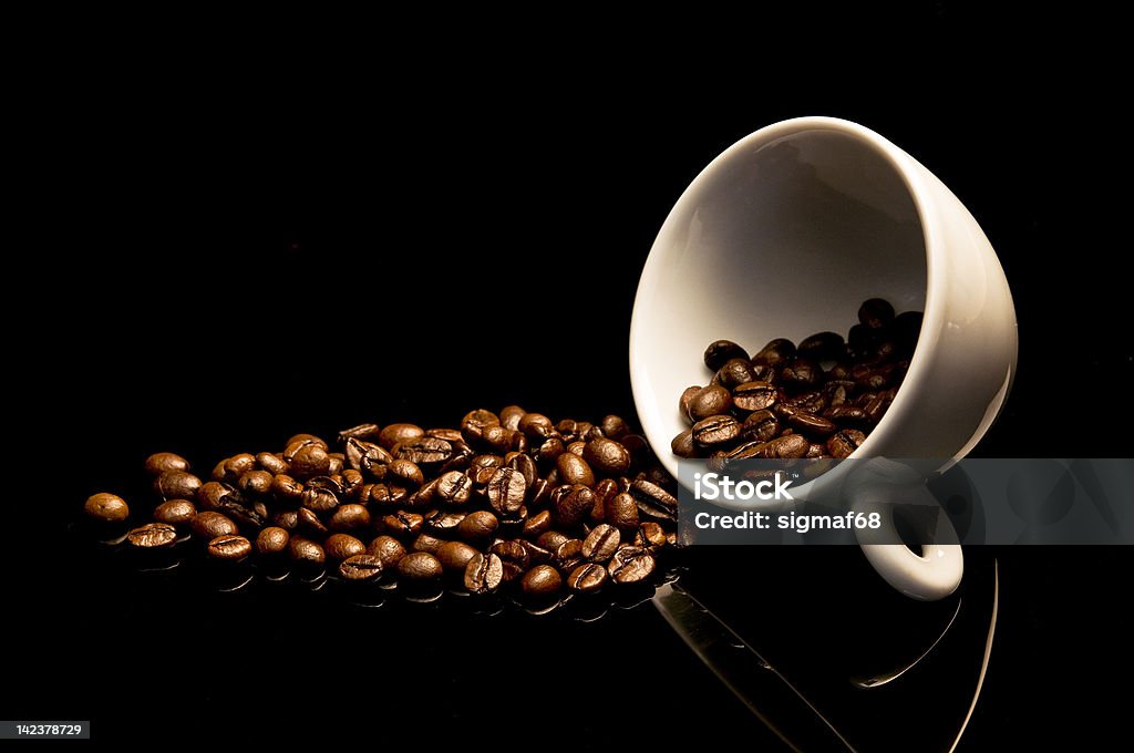 Taza de granos de café en blanco - Foto de stock de Alimento libre de derechos