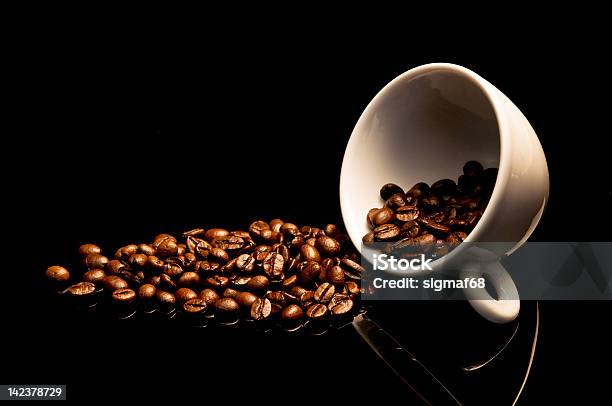 Taza De Granos De Café En Blanco Foto de stock y más banco de imágenes de Alimento - Alimento, Arabesco - Estilo, Aromaterapia