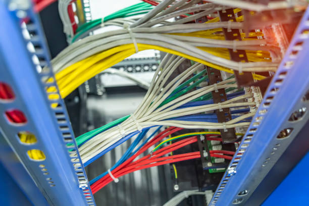 sieć komputerowa technologii informatycznych, telekomunikacyjne kable ethernet podłączone do przełącznika. - cable node switch router zdjęcia i obrazy z banku zdjęć