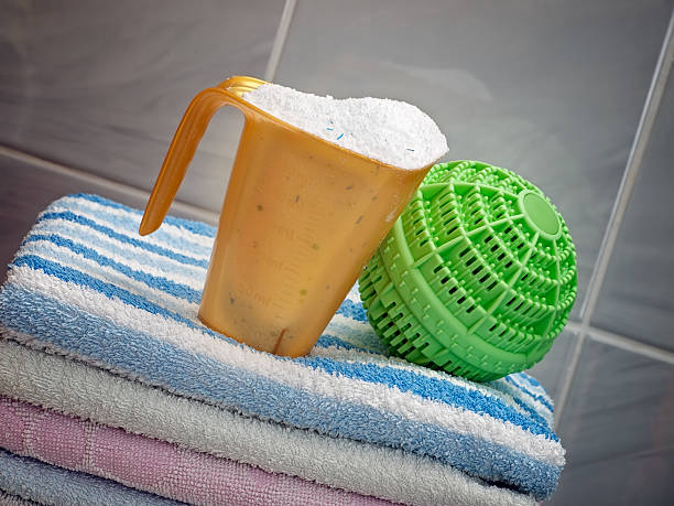 lavare gli strumenti - laundry detergent cleaning product concepts measuring cup foto e immagini stock