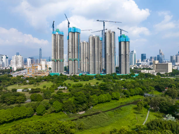 construction of high-rise buildings in city, industrial construction site - real estate imagens e fotografias de stock