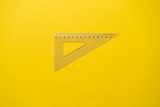 règle triangulaire carrée transparente sur fond pastel, fournitures scolaires - tape measure centimeter ruler instrument of measurement photos et images de collection