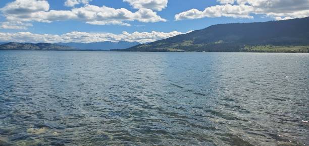 o lago flathead, montana - flathead national forest - fotografias e filmes do acervo