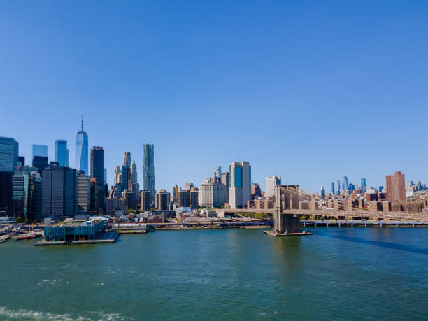 on the hudson river, a panoramic view of the midtown manhattan skyline - skyline new york city brooklyn bridge new york state imagens e fotografias de stock