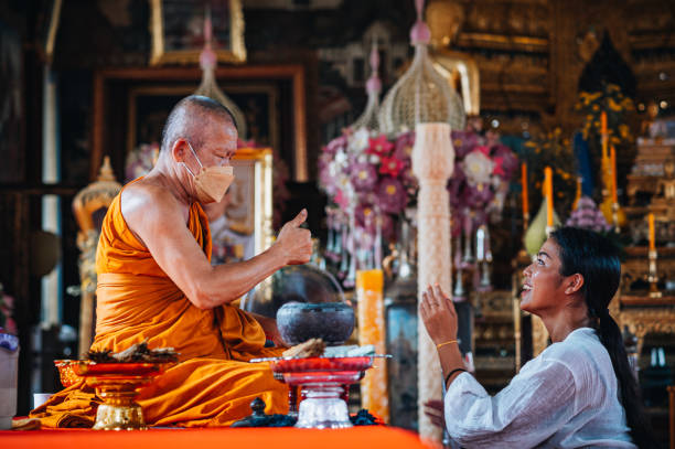 monaco buddista che dà la benedizione - buddhist ceremony foto e immagini stock