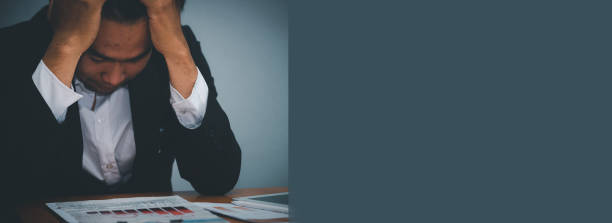 Stressed businessman,Frustrated and upset in business pressure and overworked at office. banner of Adult Asian male working on laptop, feeling tire and headache. Stressed and Frustrated concept. hombre de negocios estresado, frustrado y molesto en la presión empresarial y sobrecargado de trabajo en la oficina. banner de hombre asiático adulto trabajando en una computadora portátil, sintiendo cansancio y dolor de cabeza. concepto estresado y fru