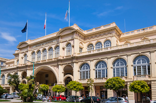 The Palais de l'Europe in Menton is a early 20th century building, the former municipal casino that today houses the tourist office, the library, a theatre and several reception rooms