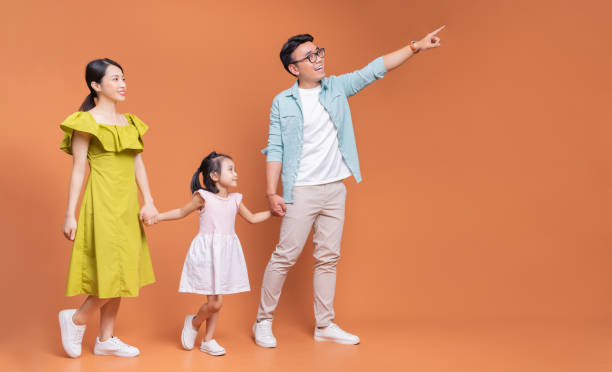 família jovem asiática posando em segundo plano - chinese ethnicity family togetherness happiness - fotografias e filmes do acervo