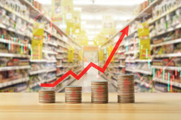 The concept of inflation, finance graph arrow on a stack of coins. Rising food costs and grocery prices surging costs of supermarket groceries as an inflation financial crisis concept.economic crisis. el concepto de inflación, flecha gráfica de finanzas en una pila de monedas. el aumento de los costos de los alimentos y los precios de los comestibles aumentan los costos de los supermercados como un concepto de crisis financiera de inflación.