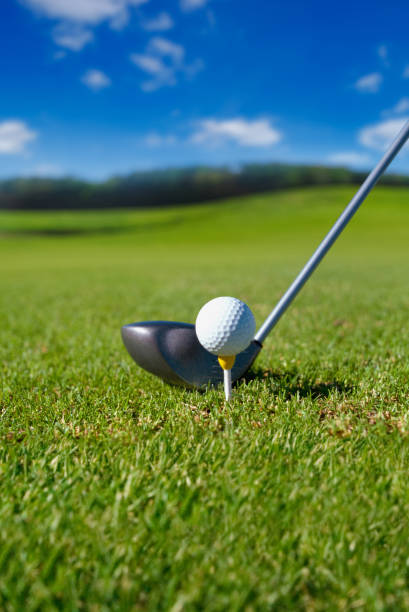 golf club und ball auf tee - golf golf flag sunset flag stock-fotos und bilder