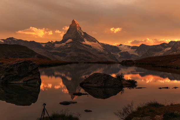 sunset with dramatic alpenglow at the high mountain lake stelisee with the famous alps peak matterhorn - sunrise european alps mountain alpenglow imagens e fotografias de stock