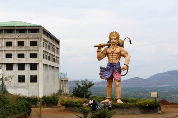 estatua de lord hanuman en samarth shrushti, sajjangad rd, satara, maharashtra, india - hanuman fotografías e imágenes de stock