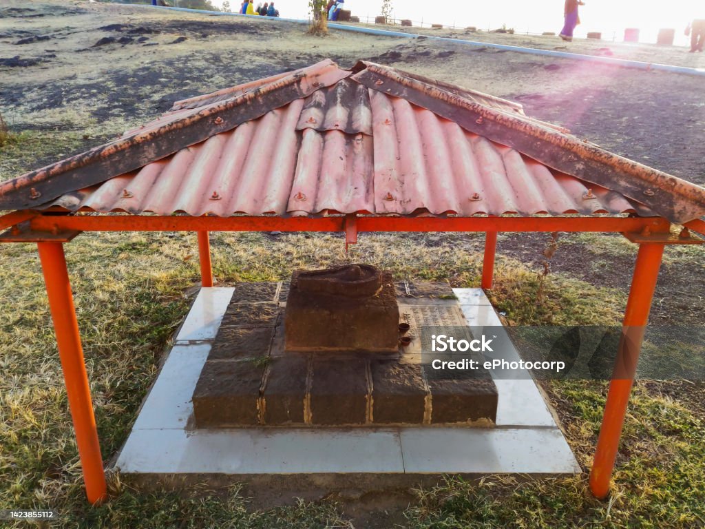 Sadguru Stavan, Lingam, Stone Shiva Linga On Fort Sajjangad, Sajjangad Rd, Satara, Maharashtra, India Ancient Stock Photo