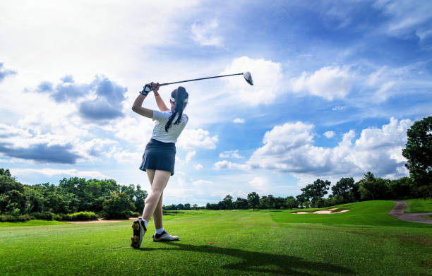 profesjonalna golfistka grająca w golfa w turnieju golfowym na polu golfowym dla zwycięzcy. - teeing off zdjęcia i obrazy z banku zdjęć