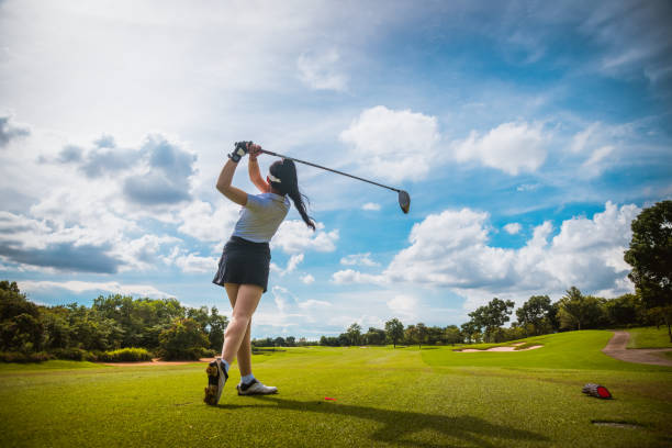 profesjonalna golfistka grająca w golfa w turnieju golfowym na polu golfowym dla zwycięzcy. - teeing off zdjęcia i obrazy z banku zdjęć