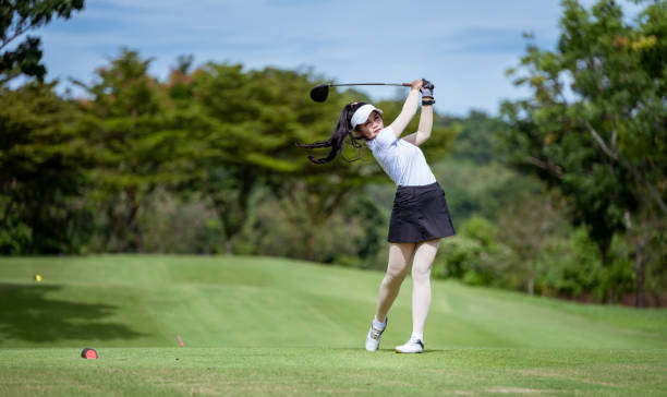 profesjonalna golfistka grająca w golfa w turnieju golfowym na polu golfowym dla zwycięzcy. - teeing off zdjęcia i obrazy z banku zdjęć