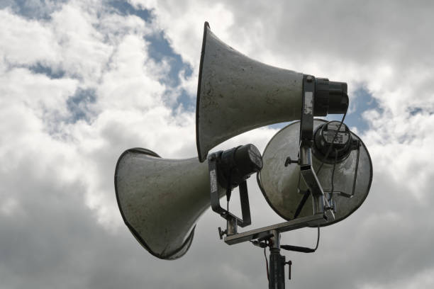 tres grandes megáfonos de metal viejos - moody sky audio fotografías e imágenes de stock