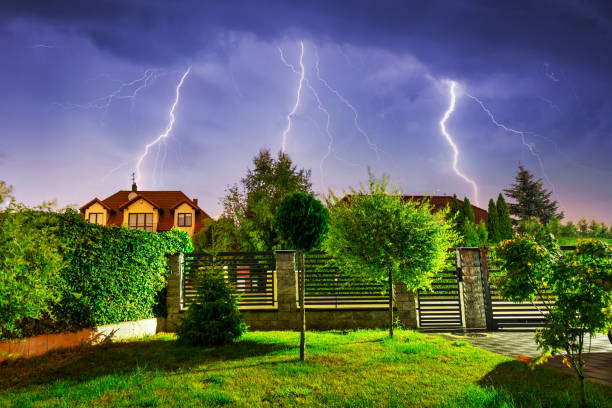 giardino anteriore durante una notte tempestosa - lightning house storm rain foto e immagini stock