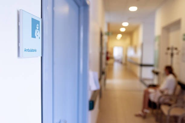 cartello italiano "ambulatorio" per clinica nella hall dell'ospedale - ospedale italia foto e immagini stock