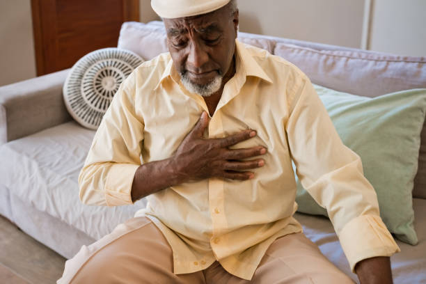 istock Elderly man having pain in chest at home 1423889232