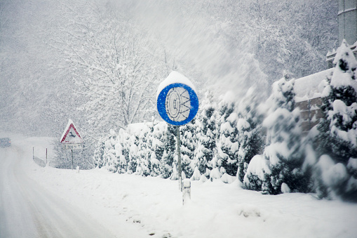 Tire chain road sign next to a frozen road