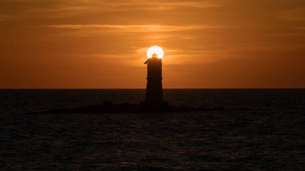 pôr do sol maravilhoso no farol do mangarche em calasetta, sul da sardenha, itália - lighthouse beacon sailing storm - fotografias e filmes do acervo