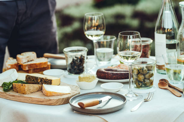 cibo e vino in tavola per picnic - cheese loaf foto e immagini stock