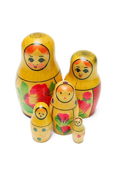 русские куклы - russian nesting doll scale russian culture large стоковые фото и изображения