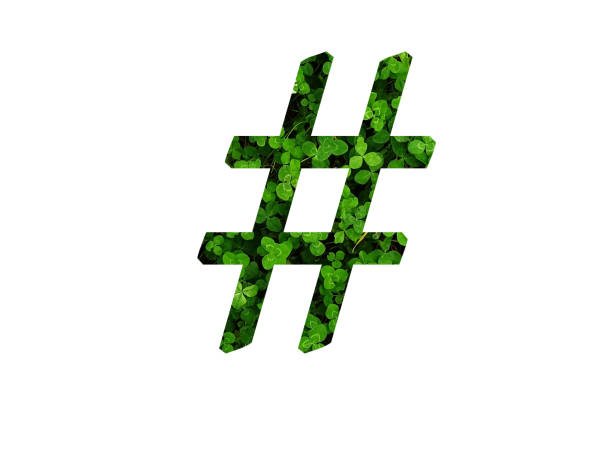 클로버 필드의 녹색 잎으로 만든 알파벳의 해시 태그 - hash mark 뉴스 사진 이미지