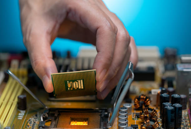Electronic engineer hand putting computer chip on socket. Chipset on electronic circuit board of PC mother board. CPU chip. Electronic components. Computer hardware. Upgrade computer processor chip. ingeniero electrónico colocando a mano el chip de la computadora en el zócalo. chipset en la placa de circuito electrónico de la placa madre de la pc. chip de cpu. componentes electrónicos. hardware informático. actualice el chip del procesador del eq