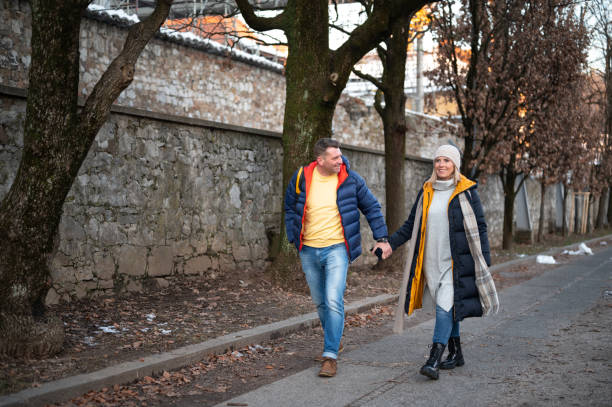 istock Couple walking in a city in wintertime 1423955384
