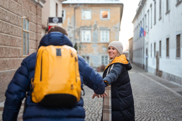 istock Couple walking in a city in wintertime 1423955403