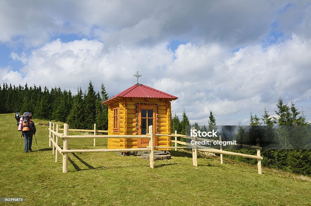 Wanderer vorbei an die Kapelle chapel in Karpaten Berge. - Lizenzfrei Anhöhe Stock-Foto